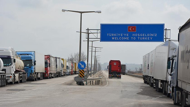 Yunan çiftçiler, Türkiye ile sınır kapısını ağır vasıta geçişlerine kapattı