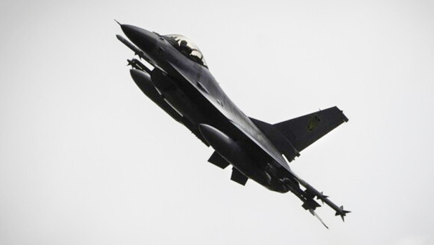 ABD'ye ait F-16 savaş uçağı düştü