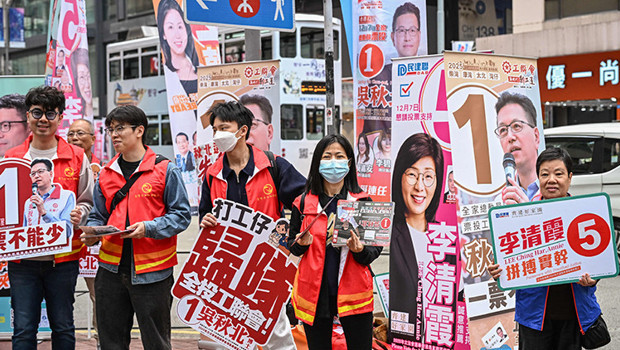 Hong Kong'da Tai Po yangınının gölgesinde yerel seçimler düzenleniyor