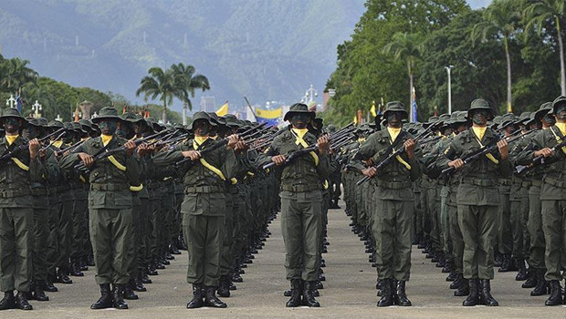 Venezuela'da binlerce kişi orduya katıldı