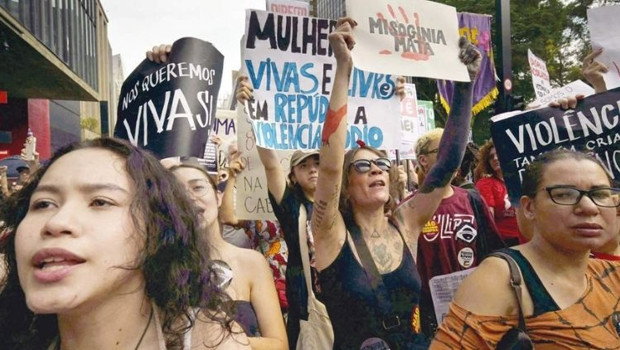 Kadına şiddete sokakta protesto