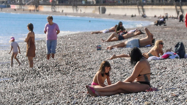 Aralık ayında deniz keyfi: Şiddetli yağışlar yerini güneşe bıraktı, ısınan havayı fırsat bilenler sahile koştu