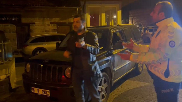 'Bana 50 santimden fazla yaklaşmayın, herkesi ararım' diyen alkollü sürücü gözaltına alındı