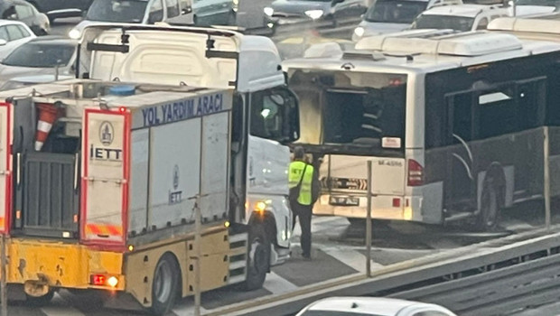 Küçükçekmece'de metrobüste yangın paniği