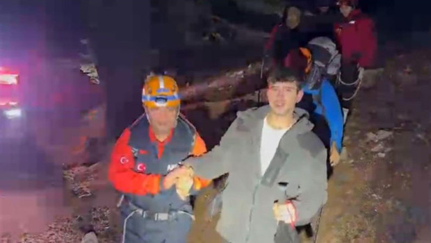 Akdağ'a tırmanırken mahsur kalan 3 arkadaş kurtarıldı