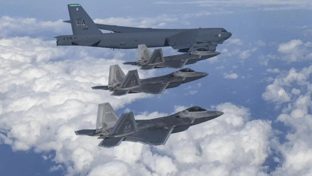 ABD bombardıman uçaklarını havalandırdı: Çin'e karşı Japonya ile ortak tatbikat