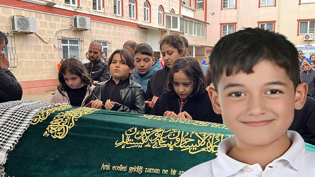 10 yaşındaki Miraç'ın cenazesinde yürek yakan görüntü: Arkadaşları tabutu başında dua etti
