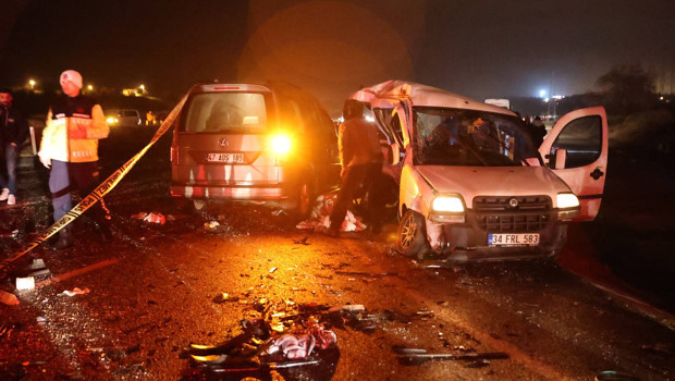 Mardin'de 3 aracın karıştığı trafik kazasında 4 kişi öldü, 5 kişi yaralandı