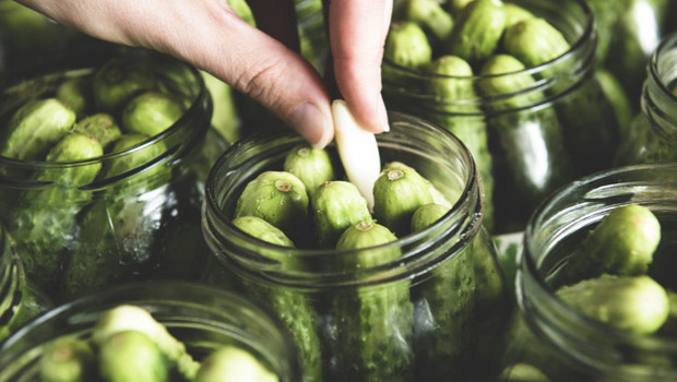 Yemekten yarım saat önce turşu yemek sindirimi kolaylaştırıyor! 10 adımda sağlıklı yılbaşı sofrası