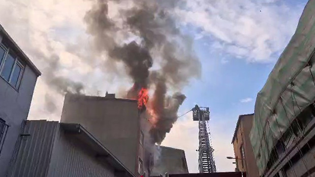 Son dakika... Sultangazi'de bir binanın çatısında yangın! Çok sayıda ekip sevk edildi
