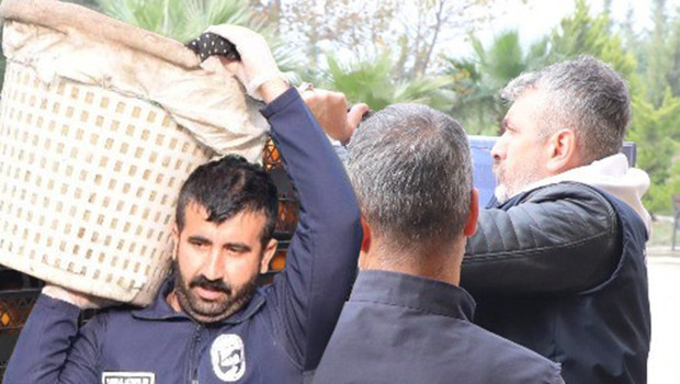 Fiyatı 2 liraya düşünce dalda kalmıştı: Belediye satın alıp vatandaşa ücretsiz dağıttı