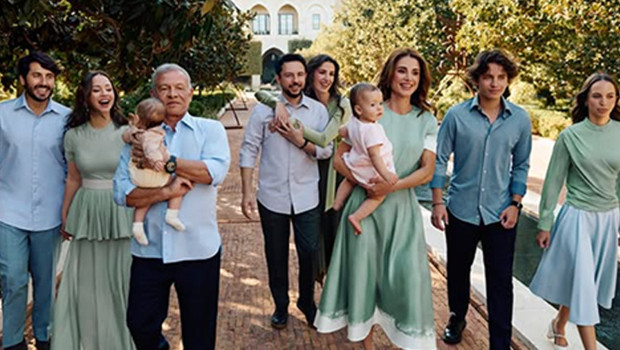 Hepsi bir araya geldi, barış mesajı verdi: Ünlü aileden yeni yıl pozu