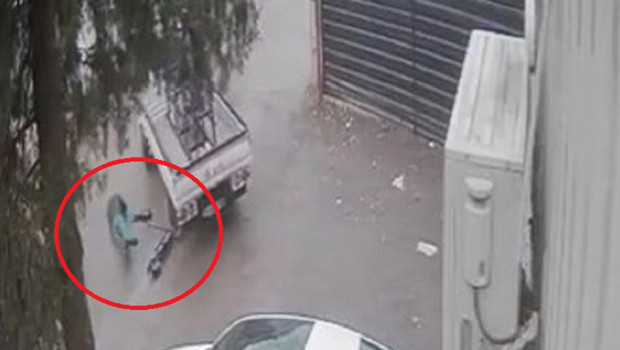 Skuter sürücüsü gencin feci ölümü kamerada