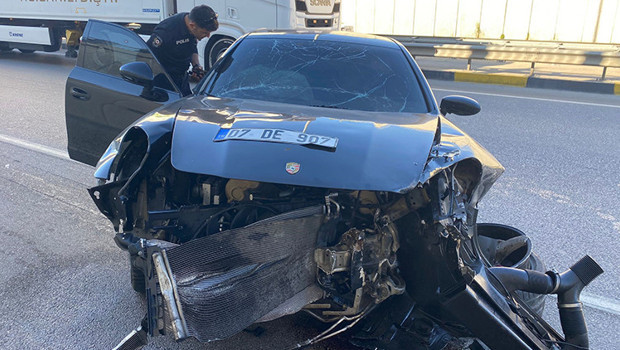 Lüks otomobil önce bir araca sonra duvara çarparak hurdaya döndü