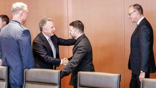 Berlin’de Ukrayna pazarlığı... Zelenski’den iki kritik mesaj: Toprak vermem ama NATO’dan vazgeçerim