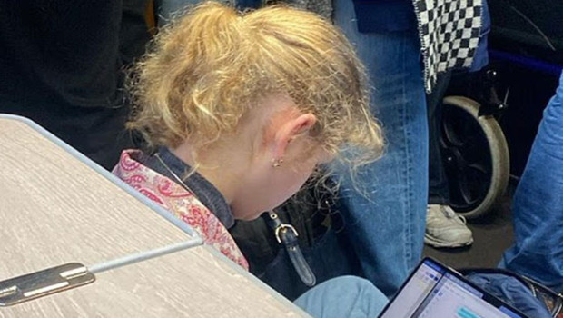 İstese babası helikopter bile tutar... Ona kıyamayıp 'Gonca gül' dediler... Yerlere oturup yolculuk etti