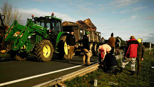 Fransa'da çiftçiler sığırları için eylem düzenledi: Yollar trafiğe kapatıldı