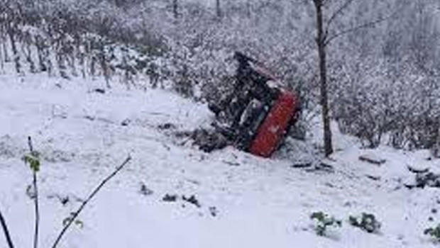 Kamyonet karla kaplı yolda şarampole yuvarlandı: 6 yaralı