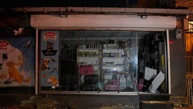 Sarıyer'de kolonlarında çatlak oluşan 2 katlı bina boşaltıldı