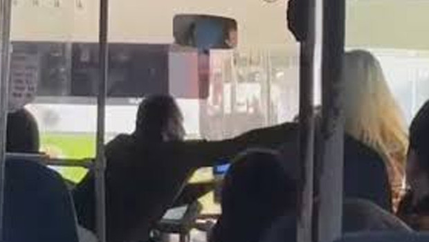 Otobüs şoförü ile kadın yolcunun kavgası kamerada