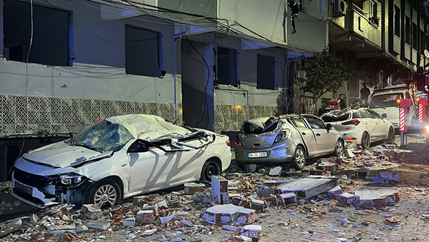 İstanbul'da binanın çatısı çöktü: Park halindeki araçlar hurdaya döndü