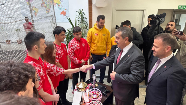 Bakan Tekin dron futbolu izledi