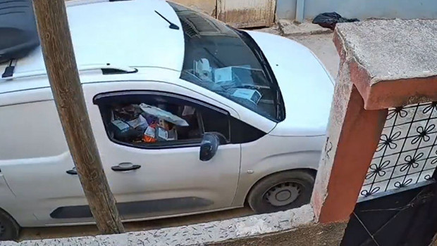 Araçtan bile inmedi! Kargocunun teslimat şekli 'pes' dedirtti