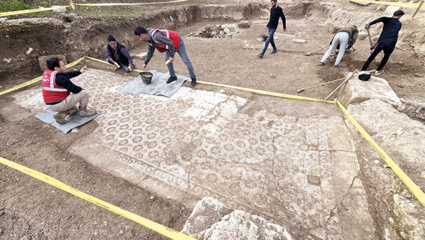 Temelden mozaik çıktı