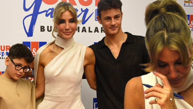 'Annemizin bir kitap yazmadığı kalmıştı' Çağla Şıkel'in duygusal anları...