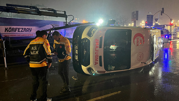 Ambulans ile minibüs çarpıştı: 6 yaralı