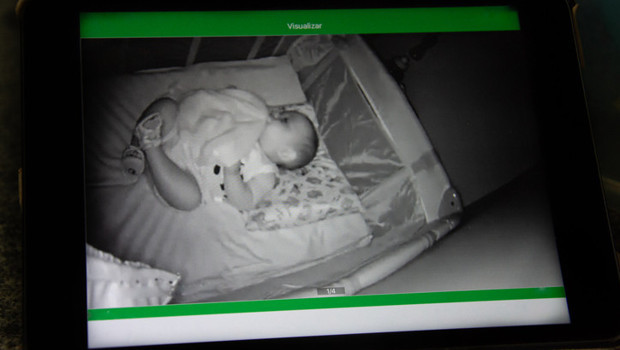 Bebeğini yatağına koydu ve kameradan bir parlama fark etti... Sonra ise küçük kızı gözünü kaybetti!