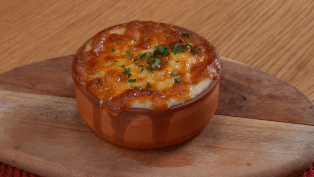 Beşamel soslu tavuk güveç tarifi (Videolu)