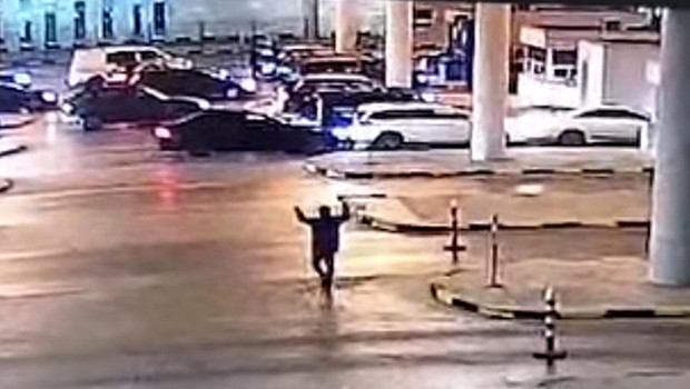 Kapıkule'de gümrük muhafaza memuruna otomobil çarptı! Kaza anı kamerada