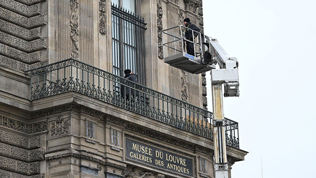 Fransa'yı şoke etmişti: Louvre Müzesi'ne demir parmaklık yerleştirildi
