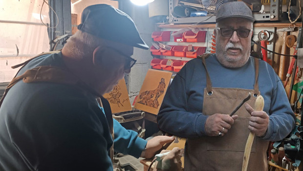 Emekli öğretmen sokak sokak gezerek topluyor! Evinin bahçesinde üretiyor: 'Bu iş beni yeniden hayata bağladı'
