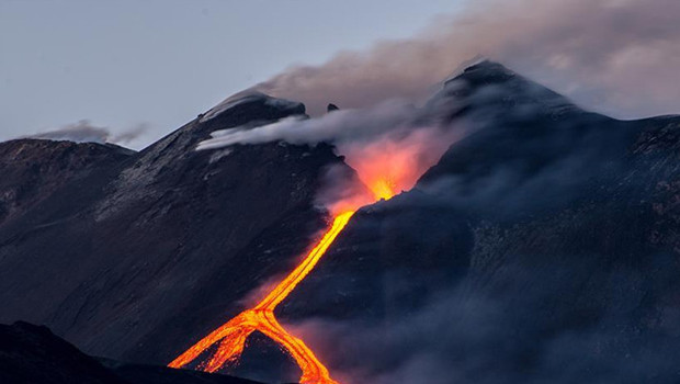 Hawaii'de yanardağ patlaması: Lavlar 425 metre yüksekliğe ulaştı