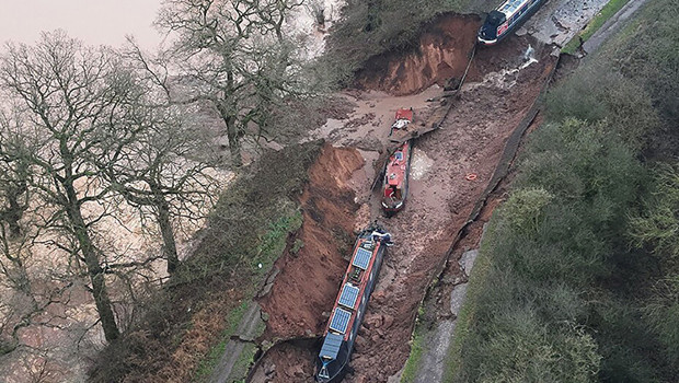 İngiltere'de dev obruk onlarca tekneyi yuttu