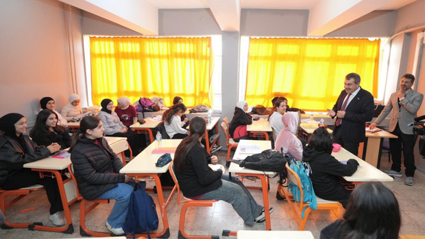 Bakan Tekin'den sürpriz okul ziyareti