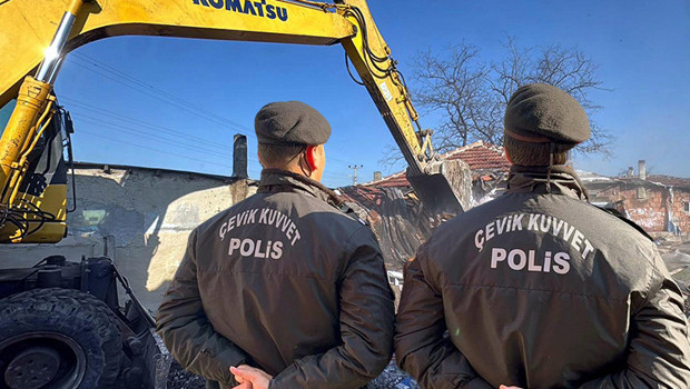 'Belalı' mahalle olarak anılıyordu: Polis ve belediye iş makineleri ile girdi; 110 bina yıkıldı