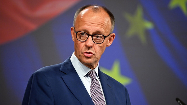 Merz'e çekimser davranma suçlaması