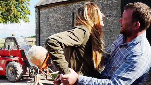 Eski karısından kurtardığı muhteşem evinde yeni karısıyla mutlu, mesut yaşıyor! Bir görseniz buranın havası mis gibi!