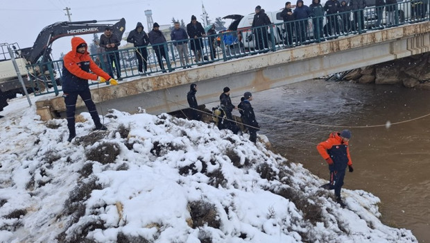 Şanlıurfa'da otomobil sulama kanalına düştü: 3'ü çocuk 4 yolcu aranıyor