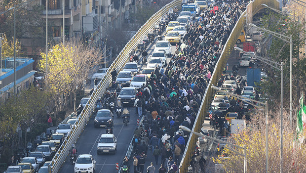 İran'da riyal sert düştü: Esnaf kepenk kapattı! Protestolar Tahran merkezine yayıldı