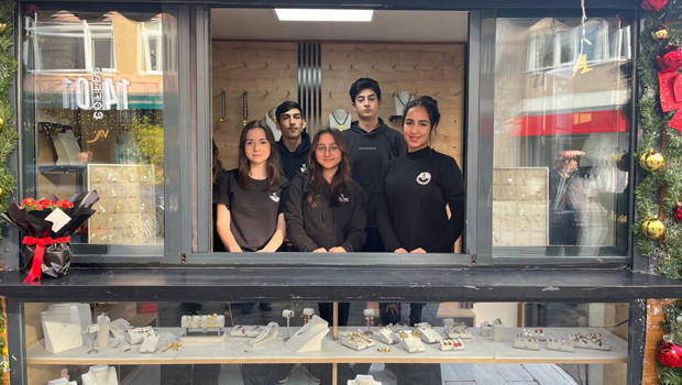 Kolyeler, küpeler, yüzükler... Yılbaşı takıları öğrencilerden