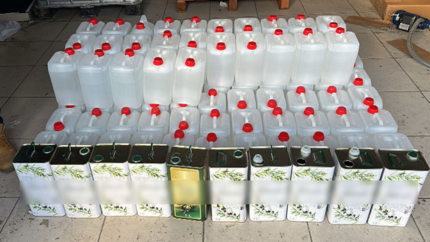 Eğlence mekanlarına satacaklardı! İstanbul'da 3 bin litre kaçak alkol ele geçirildi