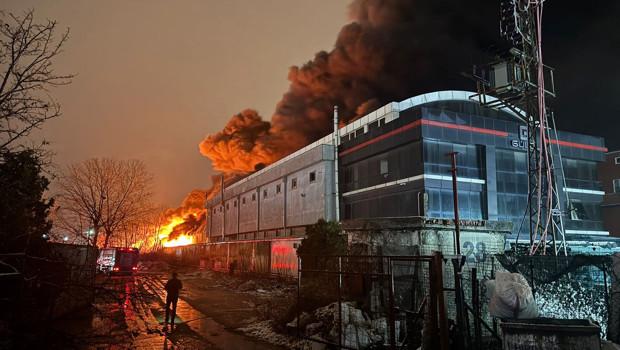 Esenyurt'ta korkutan fabrikas yangını