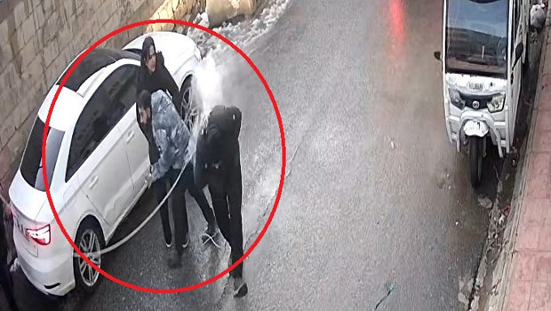 Kopan elektrik teli yoldan geçen gencin üzerine düştü