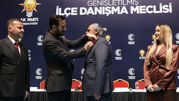 Aralarında meclis üyeleri de var: CHP'den istifa edip AK Parti'ye katılanlara rozetleri takıldı