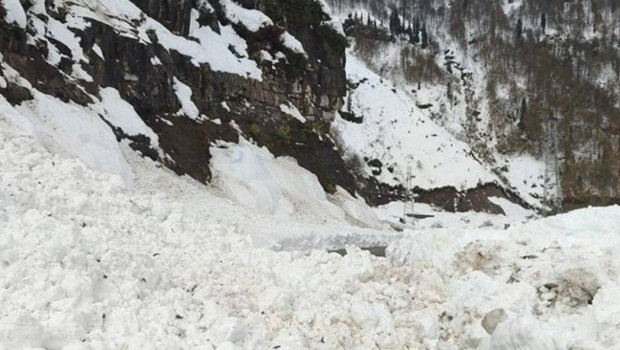 Artvin'de çığ meydana geldi! Vali duyurdu: 3 kişi çığ altında kaldı