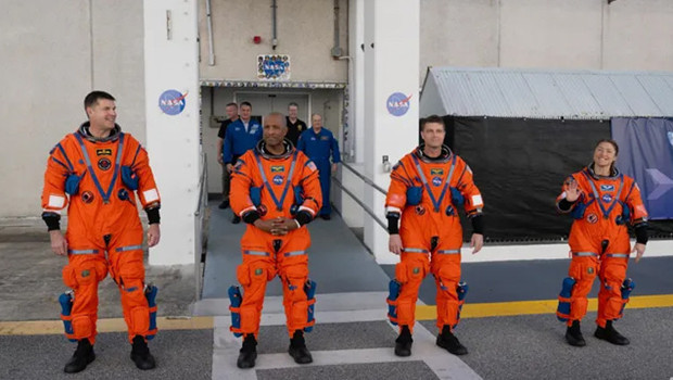 Ay’a gidecek astronotlar prova yaptı